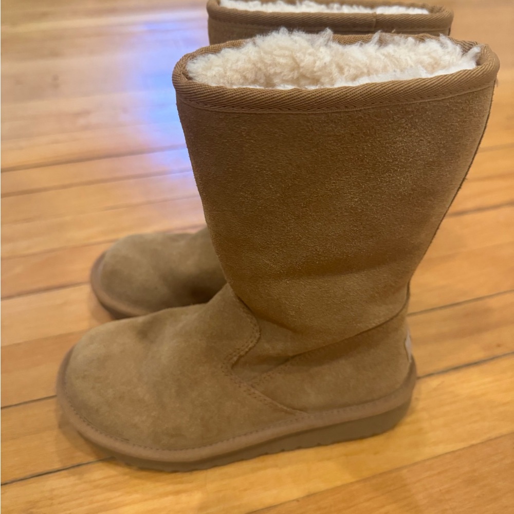 Ugg Kids Cozy Tan Suede Boots size 1